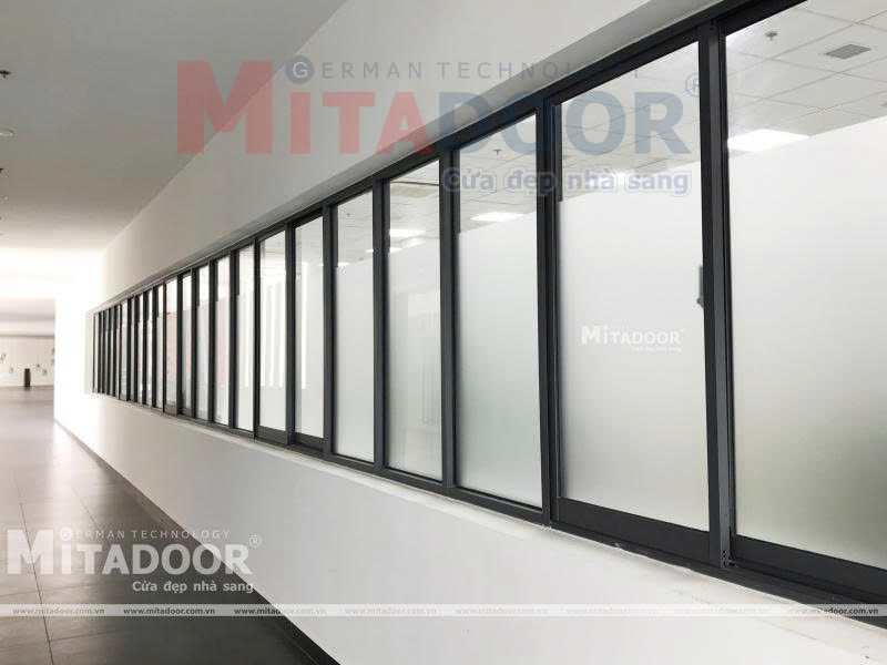 Cửa sổ mở lùa hệ nhôm Mitadoor cao cấp được thiết kế với cấu tạo trượt ngang dễ dàng vệ sinh Cửa sổ mở lùa hệ nhôm Mitadoor cao cấp được thiết kế với cấu tạo trượt ngang dễ dàng vệ sinh