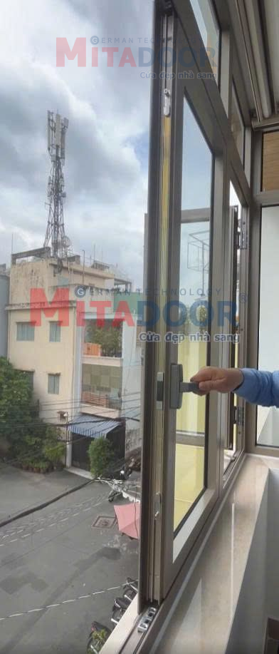 Cửa sổ mở quay hệ nhôm Mitadoor cao cấp vận hành êm ái, phù hợp với nhiều công trình Cửa sổ mở quay hệ nhôm Mitadoor cao cấp vận hành êm ái, phù hợp với nhiều công trình