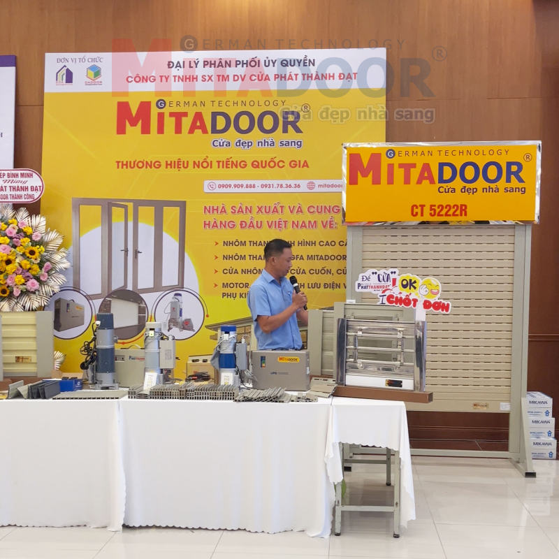 Chuyên viên Mitadoor đang thuyết trình về sản phẩm Chuyên viên Mitadoor đang thuyết trình về sản phẩm