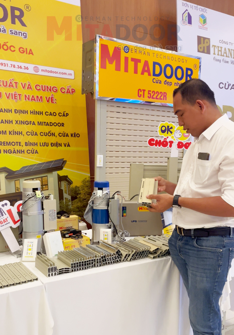 Khách hàng đang xem sản phẩm của Mitadoor Khách hàng đang xem sản phẩm của Mitadoor