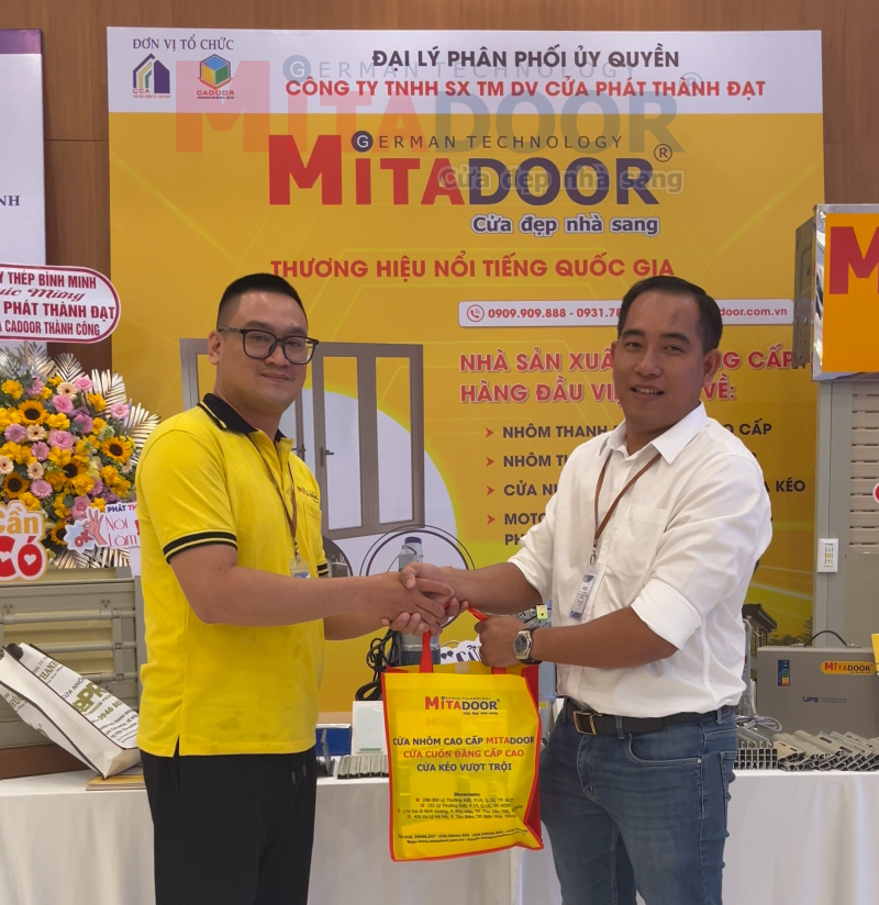 Mitadoor tặng quà cho khách hàng khi ghé thăm gian hàng tại Đại hội Mitadoor tặng quà cho khách hàng khi ghé thăm gian hàng tại Đại hội