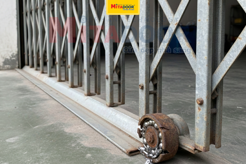 Bánh xe bị mòn, hỏng ảnh hưởng đến quá trình vận hành cửa Bánh xe bị mòn, hỏng ảnh hưởng đến quá trình vận hành cửa