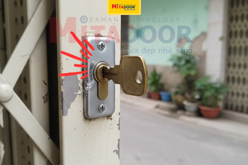 Khóa không an toàn, dễ tuôn chìa khóa hoặc kẹt khóa, không đảm bảo an toàn Khóa không an toàn, dễ tuôn chìa khóa hoặc kẹt khóa, không đảm bảo an toàn