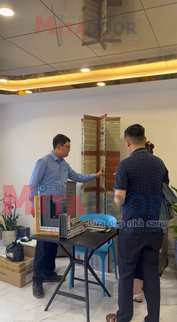 Nhân viên Mitadoor tư vấn bảng mẫu bề mặt cửa giúp Gia đình Anh Quang chọn màu sắc, chất liệu cửa phù hợp Nhân viên Mitadoor tư vấn bảng mẫu bề mặt cửa giúp Gia đình Anh Quang chọn màu sắc, chất liệu cửa phù hợp