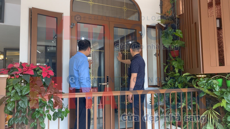 Anh Quang trực tiếp trải nghiệm dòng cửa đi mở quay ST68 ngay tại showroom Anh Quang trực tiếp trải nghiệm dòng cửa đi mở quay ST68 ngay tại showroom
