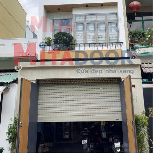 Cửa cuốn nh&ocirc;m cao cấp Mitadoor X205R m&agrave;u ghi sần, vận h&agrave;nh &ecirc;m &aacute;i nhờ t&iacute;ch hợp hệ thống ron giảm chấn k&eacute;p (l&ocirc;ng nheo k&eacute;p chống ồn)