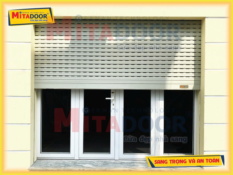 Sử dụng cửa cuốn b&ecirc;n ngo&agrave;i v&agrave; cửa nh&ocirc;m k&iacute;nh b&ecirc;n trong đang dần trở th&agrave;nh xu hướng của những ng&ocirc;i nh&agrave; Việt hiện nay