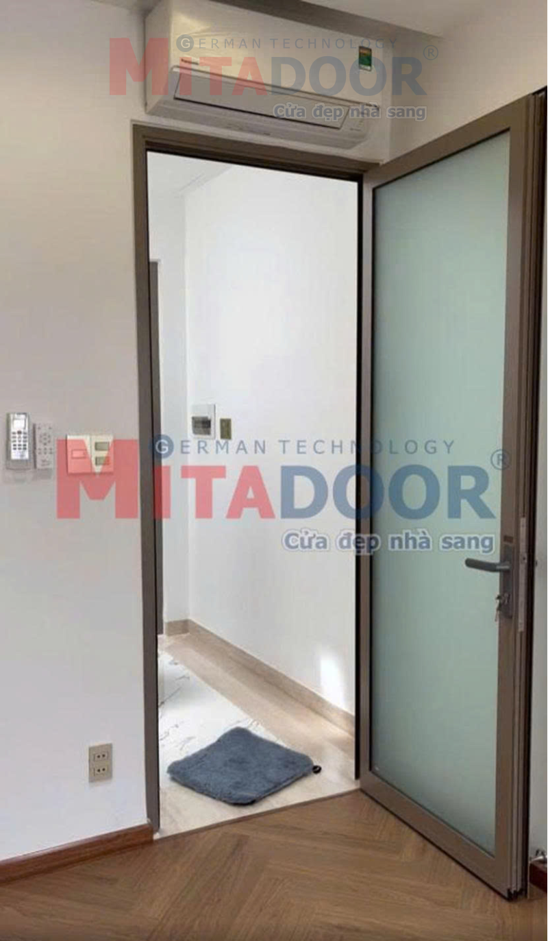 Cửa đi mở quay hệ nh&ocirc;m Mitadoor cao cấp 1 c&aacute;nh thẩm mỹ, tiện nghi với thiết kế tinh tế, gia chủ sử dụng k&iacute;nh mờ nhằm đảm bảo sự ri&ecirc;ng tư