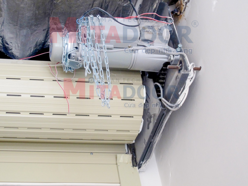 Hộp đầu máy che chắn toàn bộ motor và trục cuốn Hộp đầu máy che chắn toàn bộ motor và trục cuốn