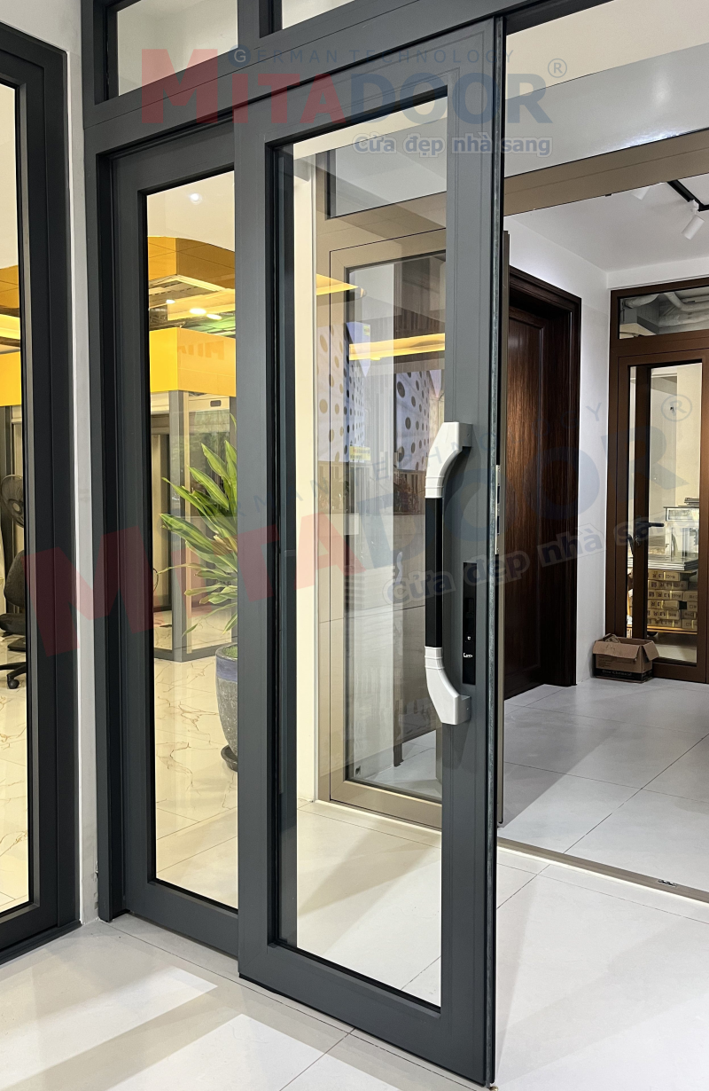 Cửa trượt quay của Mitadoor với kết cấu vững chắc cùng thanh khung bao và khung cánh dày Cửa trượt quay của Mitadoor với kết cấu vững chắc cùng thanh khung bao và khung cánh dày