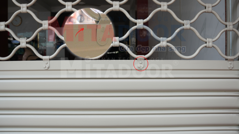 Lớp sơn tĩnh điện cao cấp cùng lá thép trung gian chắc chắn của cửa cuốn mắc võng Lớp sơn tĩnh điện cao cấp cùng lá thép trung gian chắc chắn của cửa cuốn mắc võng