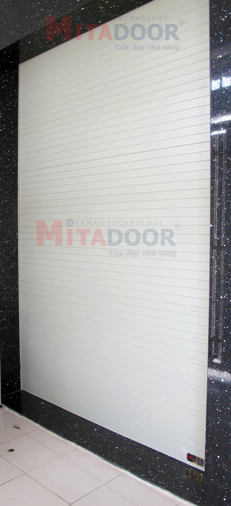 Cửa cuốn nhôm Mitadoor X210R có thân cửa làm bằng hợp kim nhôm 6063 cao cấp, độ cứng T5, đảm bảo độ bền cao Cửa cuốn nhôm Mitadoor X210R có thân cửa làm bằng hợp kim nhôm 6063 cao cấp, độ cứng T5, đảm bảo độ bền cao