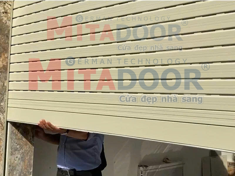 Cửa cuốn nhôm Mitadoor X205R có thể tích hợp thêm hệ thống cảm biến tự dừng khi gặp vật cản Cửa cuốn nhôm Mitadoor X205R có thể tích hợp thêm hệ thống cảm biến tự dừng khi gặp vật cản