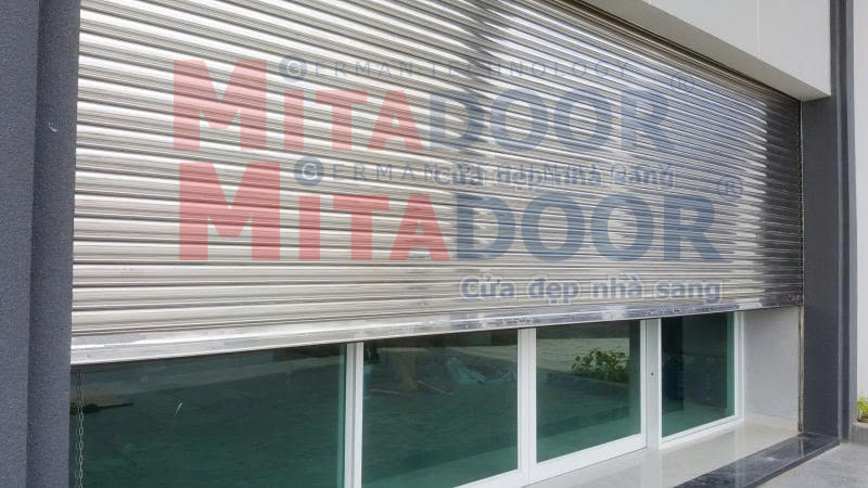 Cửa cuốn Inox Mitadoor được thiết kế bởi các thanh Inox ghép nối với nhau tạo thành các ô thoáng giúp lấy ánh sáng và ánh nắng tự nhiên Cửa cuốn Inox Mitadoor được thiết kế bởi các thanh Inox ghép nối với nhau tạo thành các ô thoáng giúp lấy ánh sáng và ánh nắng tự nhiên