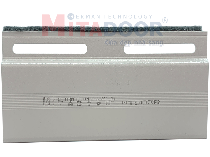 Khe thoáng cửa cuốn Mitadoor MT503R giúp không gian thông thoáng Khe thoáng cửa cuốn Mitadoor MT503R giúp không gian thông thoáng