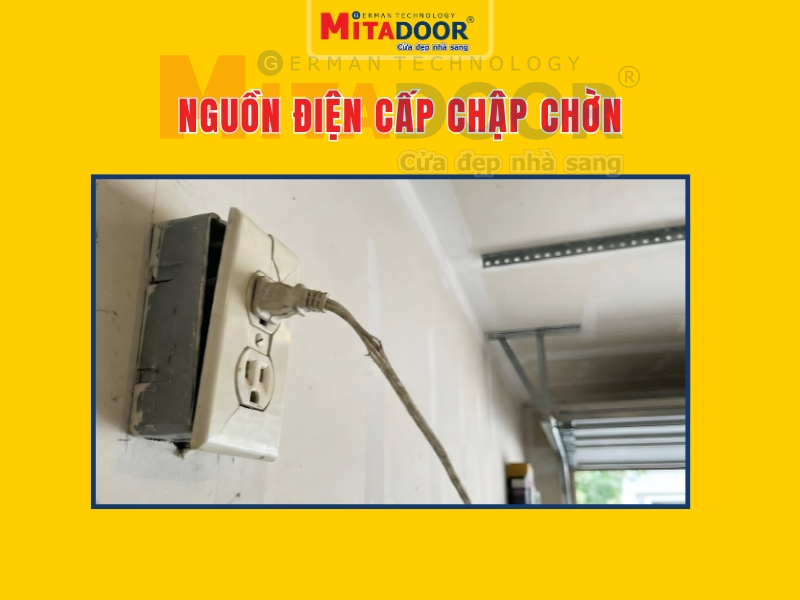 Nguồn điện cấp chập chờn khiến cửa cuốn phải nh&iacute;ch từng ch&uacute;t