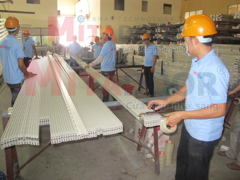 Nhân viên Mitadoor trong dây chuyền sản xuất cửa cuốn nhôm – Chúng tôi luôn duy trì chất lượng sản phẩm giữa bối cảnh chi phí nguyên liệu tăng cao Nhân viên Mitadoor trong dây chuyền sản xuất cửa cuốn nhôm – Chúng tôi luôn duy trì chất lượng sản phẩm giữa bối cảnh chi phí nguyên liệu tăng cao