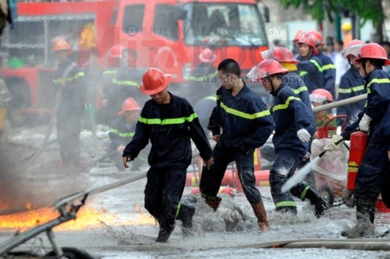 Người lính cứu hỏa hiên ngang giữa ngọn lửa dữ, hóa người hùng bảo vệ sự sống cho người dân