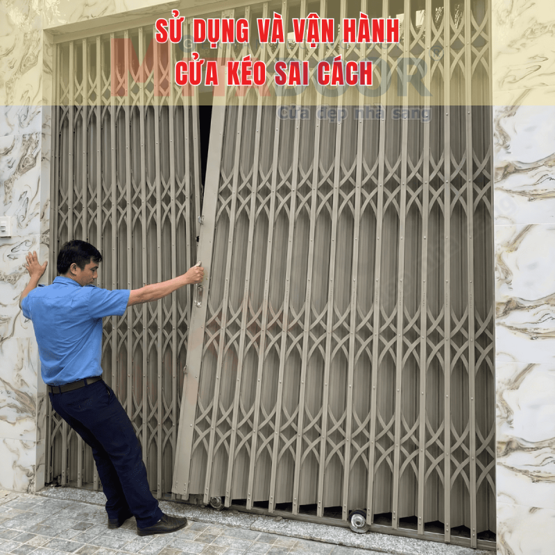 Người sử dụng vận h&agrave;nh cửa k&eacute;o sai c&aacute;ch, c&agrave;ng d&ugrave;ng sức cửa c&agrave;ng kh&oacute; di chuyển