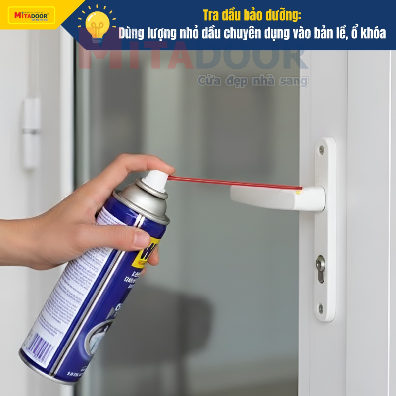 Tra dầu chuyên dụng bảo dưỡng định kỳ giúp cửa vận hành êm ái, đảm bảo an toàn Tra dầu chuyên dụng bảo dưỡng định kỳ giúp cửa vận hành êm ái, đảm bảo an toàn