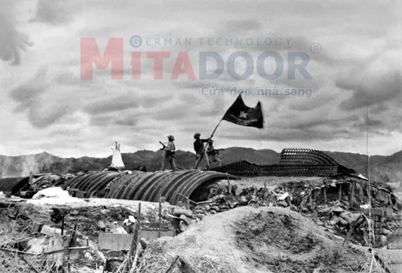 Ng&agrave;y 7-5-1954, L&aacute; cờ &ldquo;Quyết chiến, Quyết thắng&rdquo; của Qu&acirc;n đội nh&acirc;n d&acirc;n Việt Nam tung bay, kết th&uacute;c cuộc kh&aacute;ng chiến chống Ph&aacute;p oanh liệt đầy hy sinh, gian khổ k&eacute;o d&agrave;i suốt 9 năm