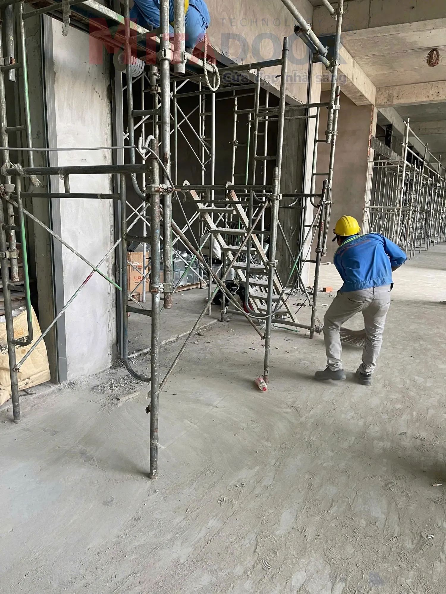 Đội ngũ kỹ thuật đang qu&eacute;t dọn c&ocirc;ng trường lắp đặt cửa cuốn, tu&acirc;n thủ an to&agrave;n vệ sinh lao động cho từng c&ocirc;ng tr&igrave;nh.