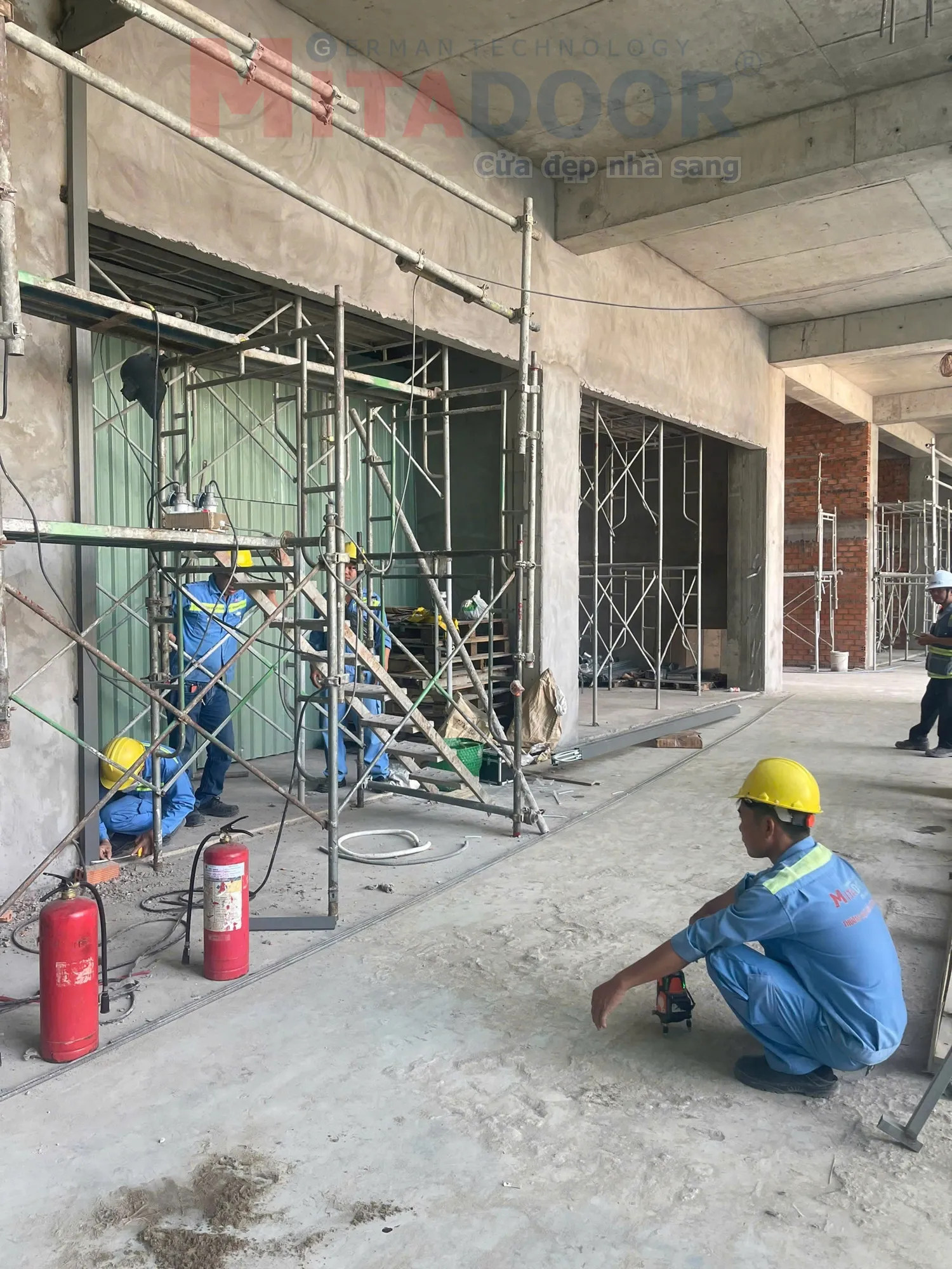 Bình chữa cháy luôn được đặt gần vị trí thi công nhằm chủ động phòng chống cháy nổ tại công trình lắp đặt.