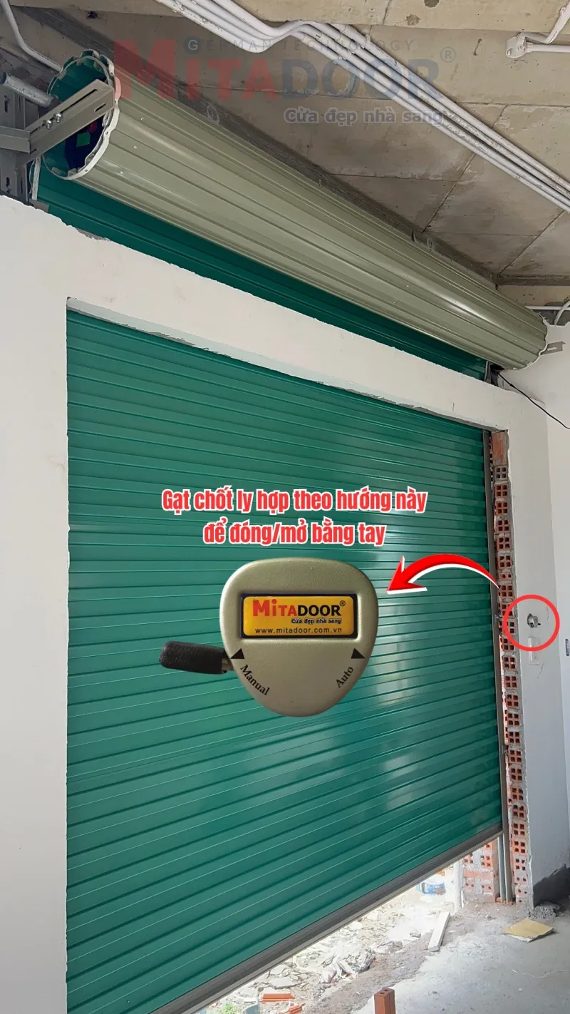 Đ&oacute;ng, mở cửa cuốn bằng tay với chốt ly hợp