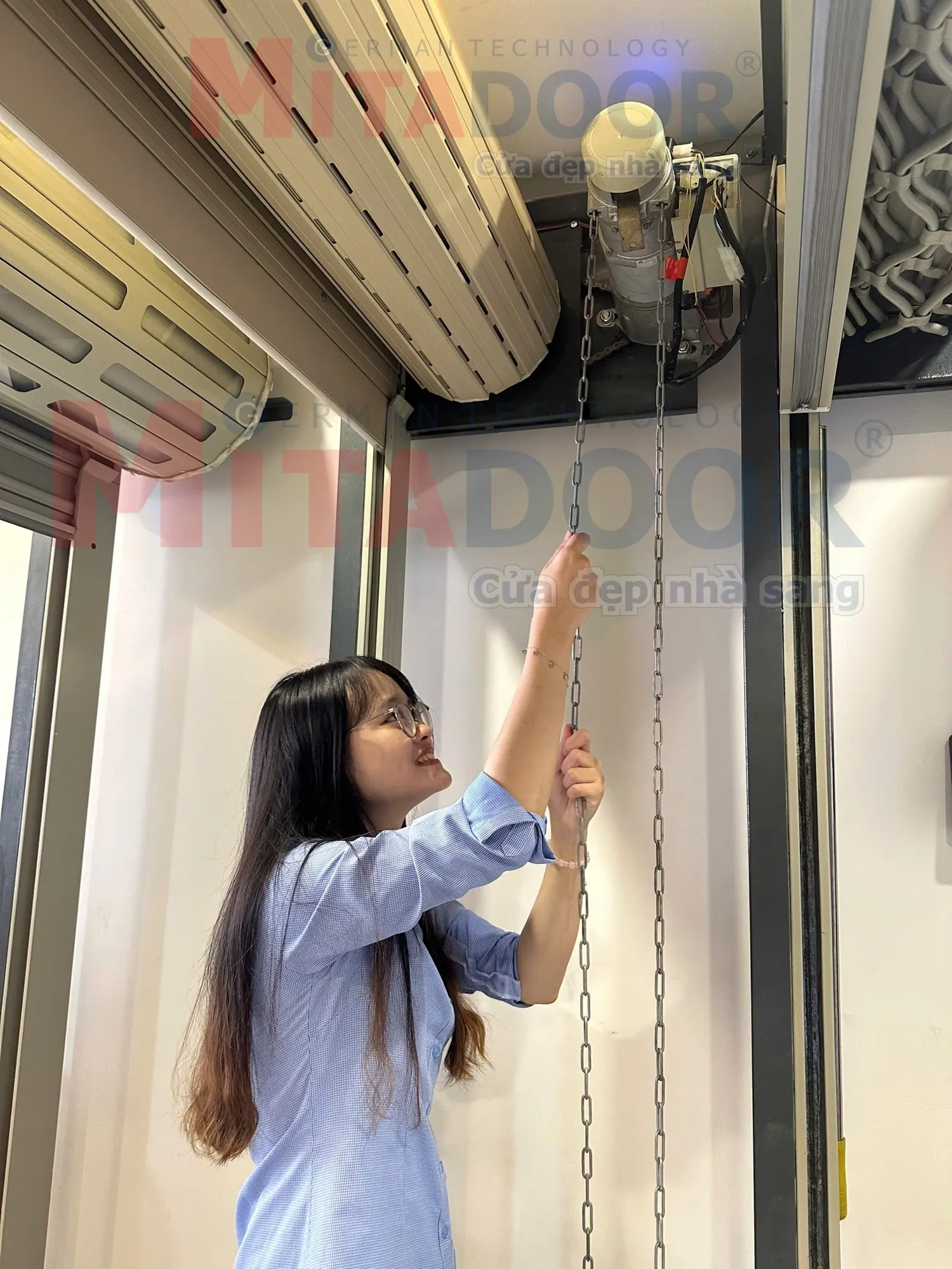 H&igrave;nh ảnh k&eacute;o d&acirc;y x&iacute;ch motor cửa cuốn nh&ocirc;m