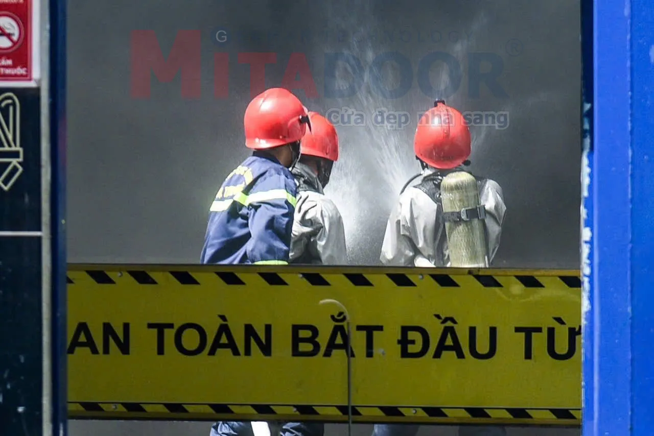 Cán bộ, chiến sĩ Cảng sát PCCC và CNCH Công an Đà Nẵng chiến đấu với giặc lửa tại Dự án trung tâm cao ốc phức hợp Nguyễn Kim ở 46 Điện Biên Phủ và đã cứu thoát nhiều người khỏi đám cháy