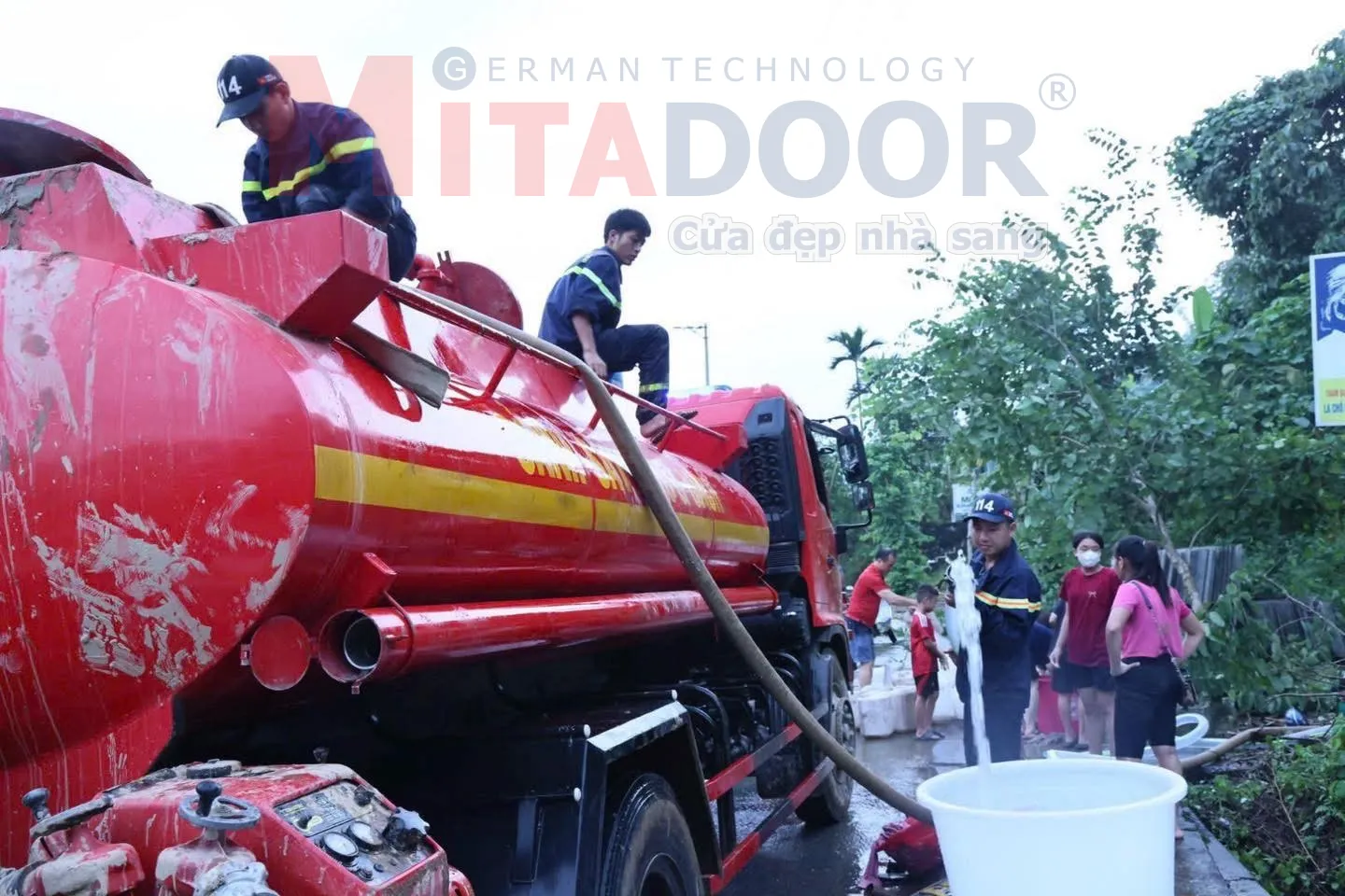 Cảnh sát PCCC và CNCH Công an tỉnh Tuyên Quang tiếp nước sạch cho người dân phường Hà Giang 1 vừa vượt qua lũ lụt.