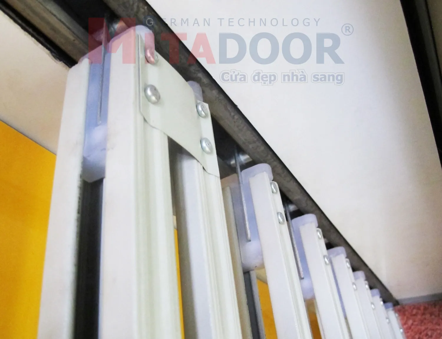 Ray tr&ecirc;n của cửa k&eacute;o sắt c&oacute; kết hợp m&aacute;ng treo, bạc đạn treo