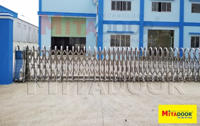 Cửa cổng xếp Inox MT 319-B chính hãng Mitadoor, vận hành linh hoạt, êm ái