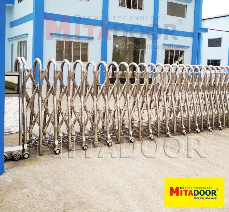 Cửa cổng xếp Inox MT 319-B Mitadoor kết hợp với nhau bằng hệ thống rích rắc co dãn thông minh chạy song song theo thân cổng