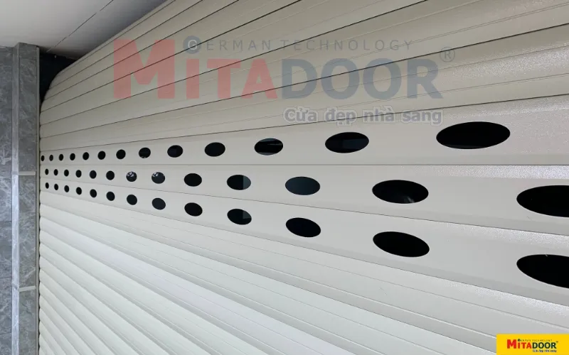 Cửa cuốn kết hợp khe thoáng oval nhôm công nghệ Đức