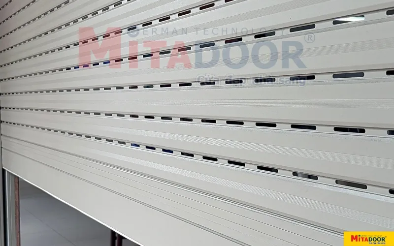 Cửa cuốn khe thoáng hình oval nhôm công nghệ Đức