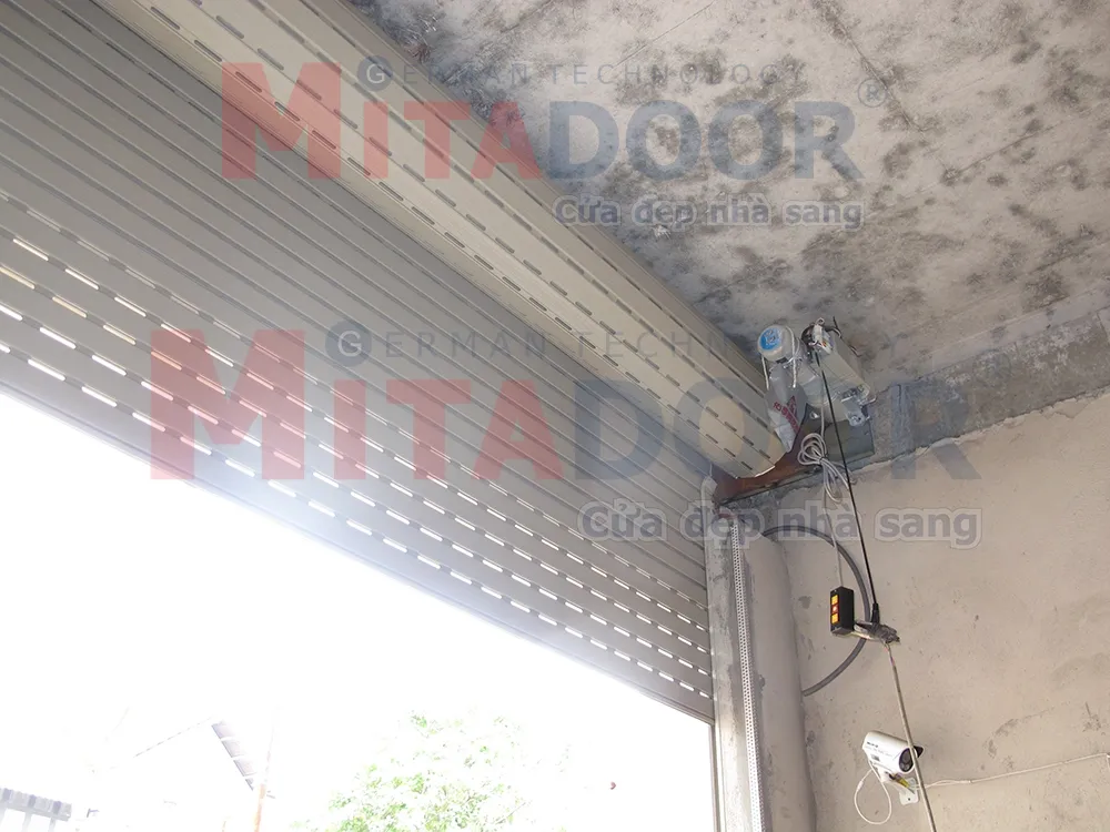 Cửa cuốn nhôm Mitadoor MIX 76A vận hành êm nhẹ, mượt mà