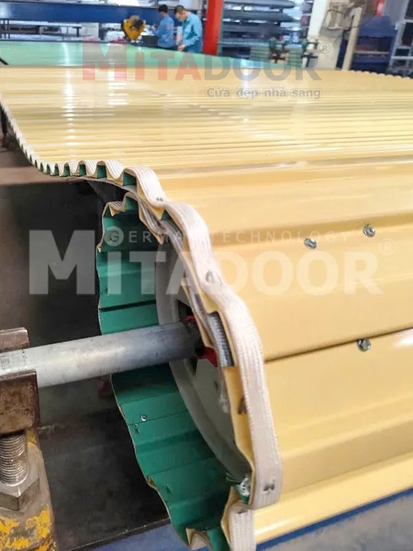 Lớp sơn tĩnh điện bền màu được phủ đều trên bề mặt nan cửa MT1