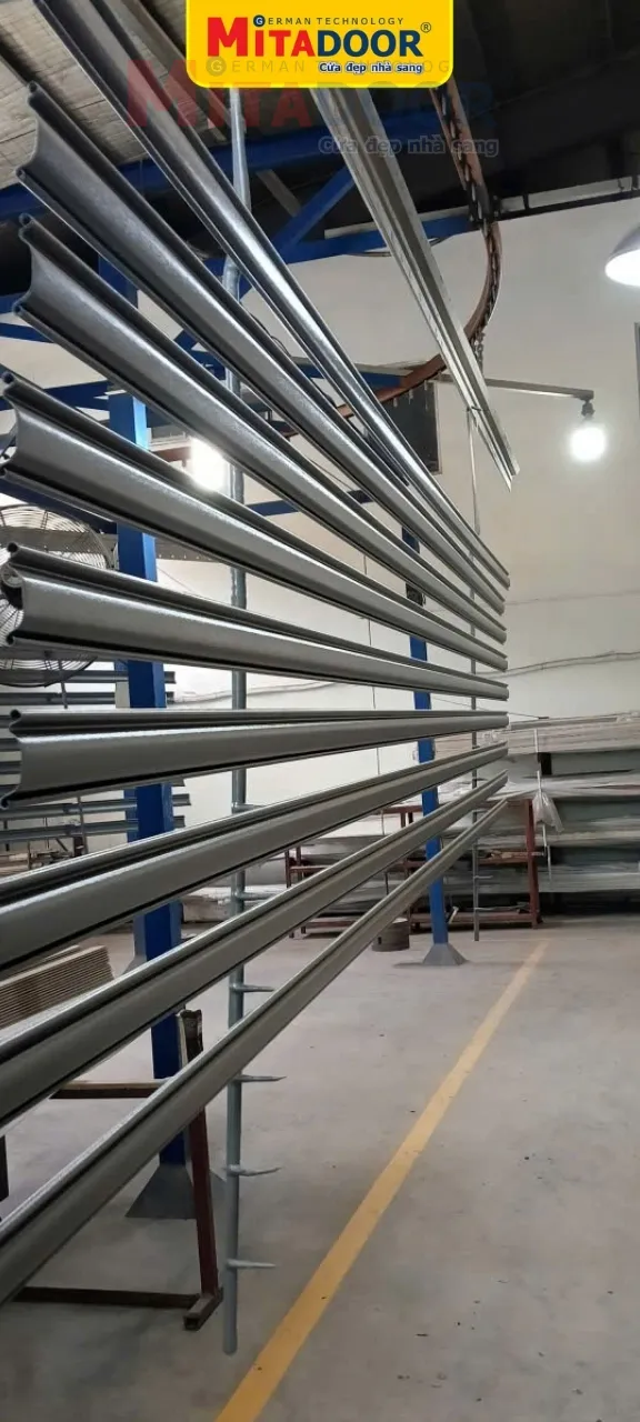 Cửa cuốn thép Mitadoor sơn tĩnh điện cao cấp giúp chống bong tróc và phai màu hiệu quả