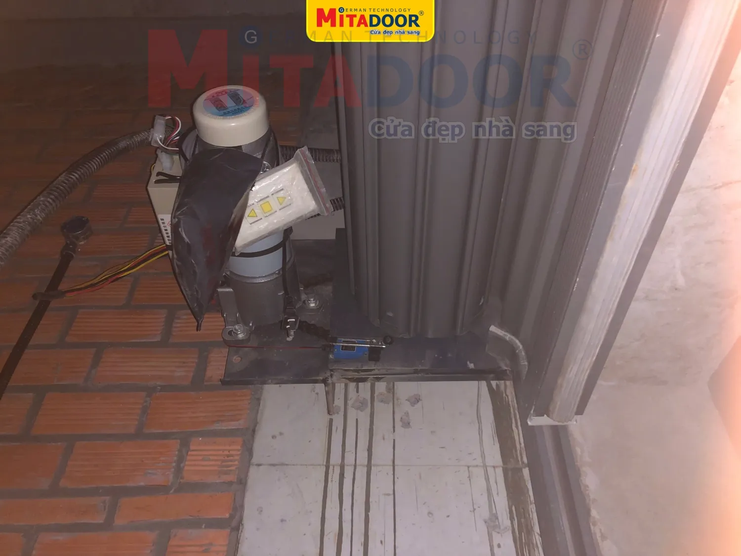 Hệ thống chống xổ lô cuốn của Mitadoor gắn trên bản lắc motor, giúp cửa cuốn thép không bị xổ lá