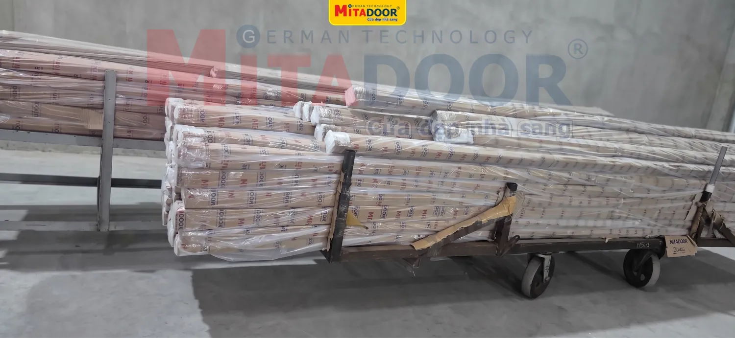Cửa cuốn thép sơn tĩnh điện Mitadoor được đóng gói và xuất giao cho dự án