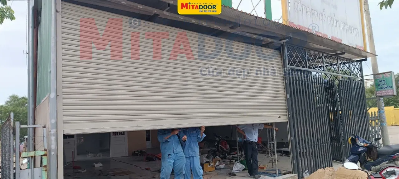 Thợ kỹ thuật Mitadoor đang lắp cửa cuốn thép sơn tĩnh điện tại công trình, đảm bảo bàn giao cho chủ đầu tư bộ cửa chất lượng nhất