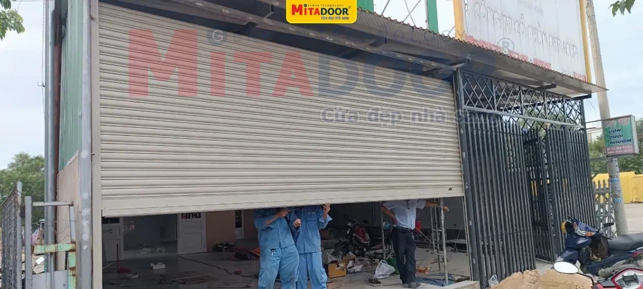 Nhân viên kỹ thuật Mitadoor đang lắp đặt cửa cuốn thép tại công trình