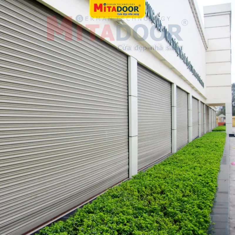Cửa cuốn th&eacute;p Mitadoor sơn tĩnh điện d&agrave;y 1.3mm thường được ứng dụng cho gara, nh&agrave; kho, xưởng,...