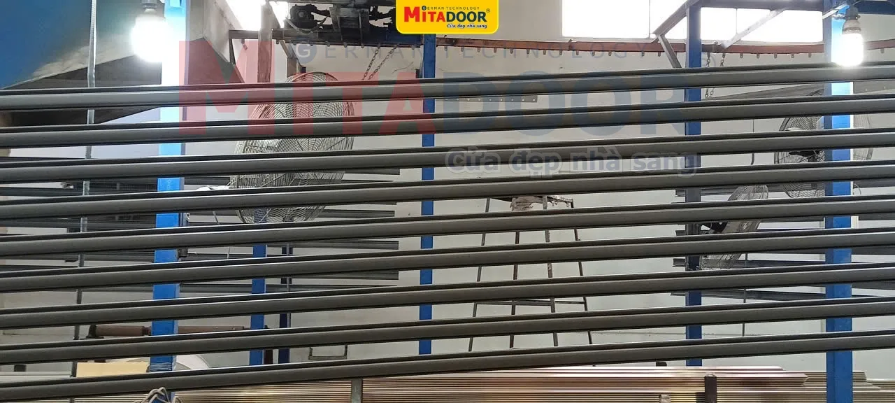 Cửa cuốn th&eacute;p Mitadoor được gia c&ocirc;ng sơn tĩnh điện ho&agrave;n thiện, giữ m&agrave;u sắc bền l&acirc;u trước mọi t&aacute;c động của thời tiết