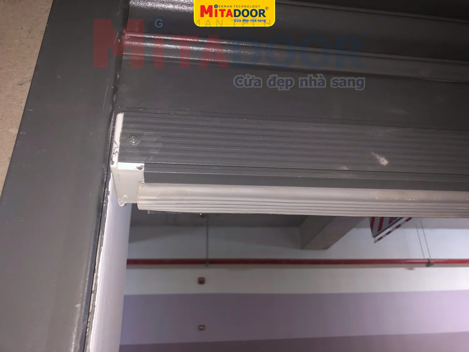 Hệ thống cảm biến tự dừng lá đáy nhôm của Mitadoor dành cho cửa cuốn thép sơn tĩnh điện giúp nâng cao tính an toàn