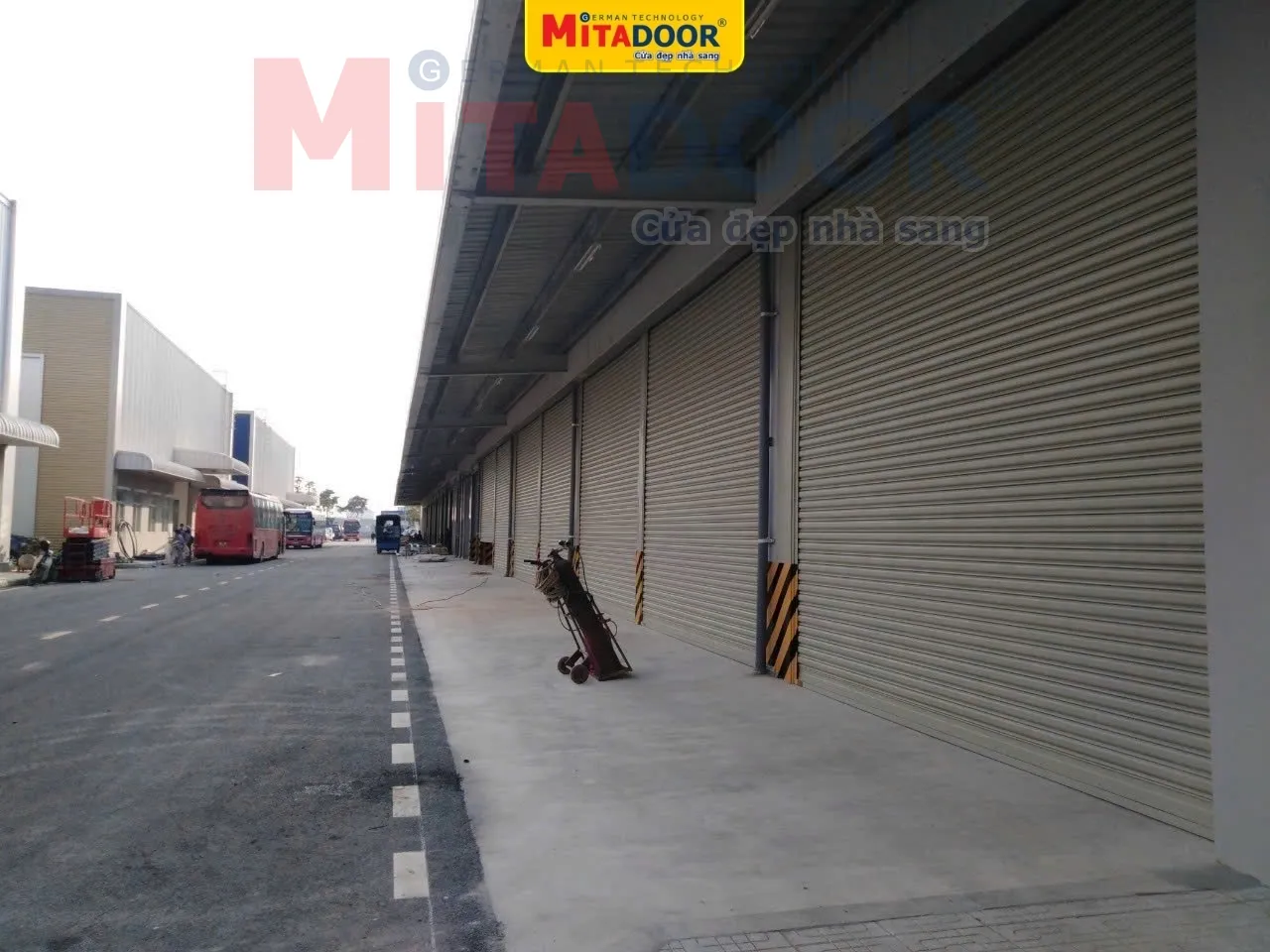 Cửa cuốn th&eacute;p si&ecirc;u trường bền bỉ, đảm bảo an to&agrave;n