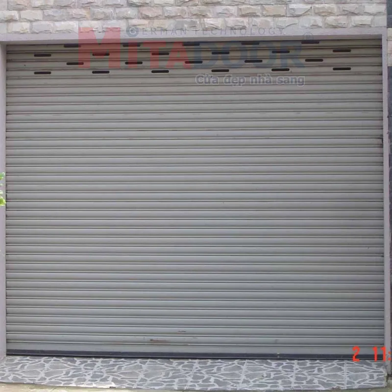 Cửa cuốn tole mạ màu Mitadoor dày 6 dem bền chắc, chống ồn tốt và có giá thành hợp lý