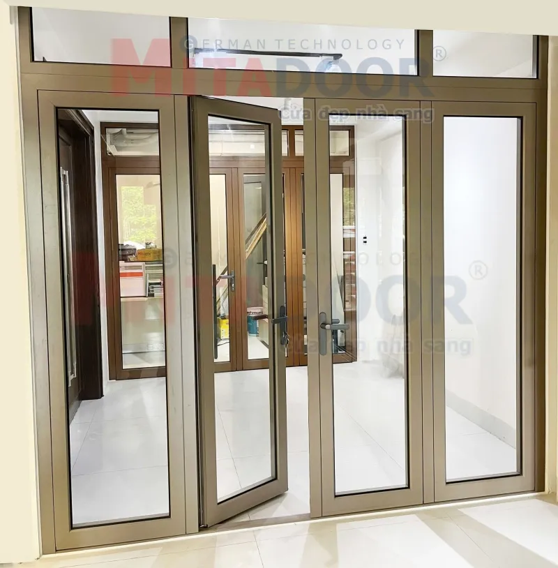 Cửa nh&ocirc;m k&iacute;nh ch&iacute;nh h&atilde;ng Mitadoor bền m&agrave;u, vững chắc, c&aacute;ch &acirc;m c&aacute;ch nhiệt tốt v&agrave; đảm bảo an to&agrave;n