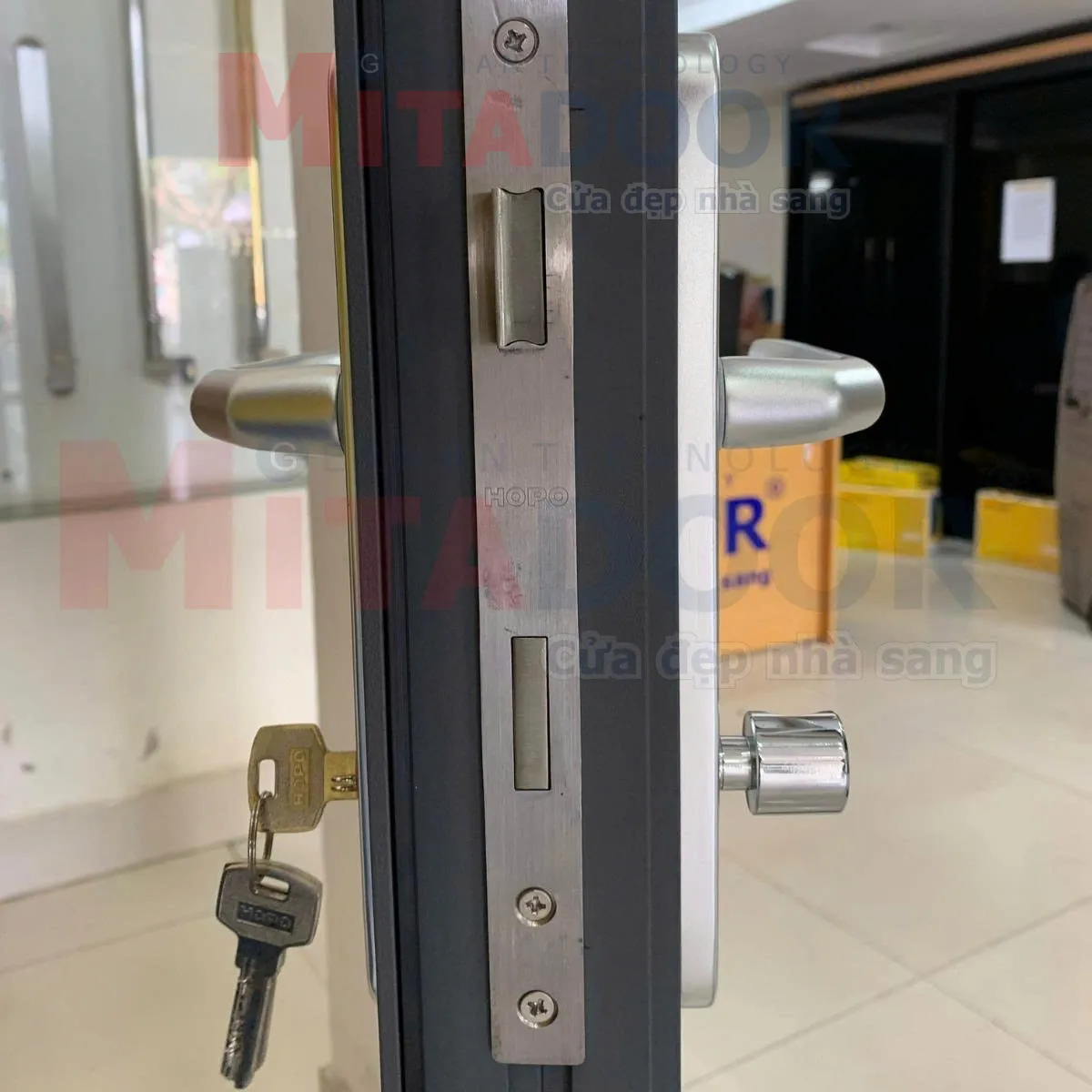 Ổ khóa cửa đi xếp trượt Mitadoor thiết kế hiện đại, tiện lợi và đảm bảo an toàn